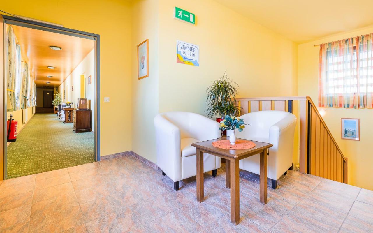 Hotel Garni Steinfeld Wiener Neustadt Eksteriør bilde